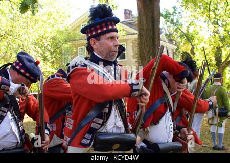 Philadelphia, PA, Stati Uniti d'America - 7 Ottobre 2017: guerra rivoluzionaria re-enactors prendere parte alla 240th anniversario rievocazione storica della Battaglia di Germantown. Foto Stock