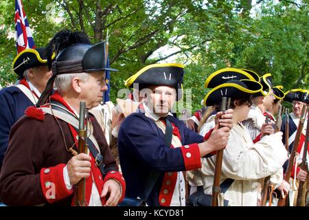 Philadelphia, PA, Stati Uniti d'America - 7 Ottobre 2017: guerra rivoluzionaria re-enactors prendere parte alla 240th anniversario rievocazione storica della Battaglia di Germantown. Foto Stock