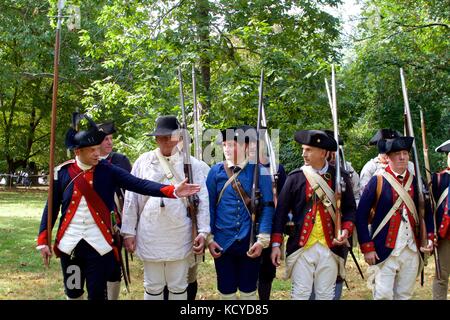 Philadelphia, PA, Stati Uniti d'America - 7 Ottobre 2017: guerra rivoluzionaria re-enactors prendere parte alla 240th anniversario rievocazione storica della Battaglia di Germantown. Foto Stock