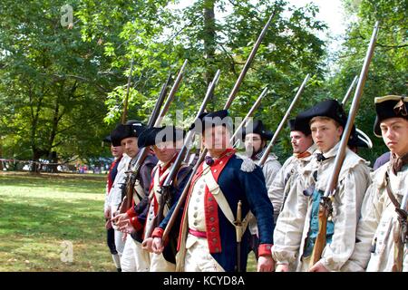 Philadelphia, PA, Stati Uniti d'America - 7 Ottobre 2017: guerra rivoluzionaria re-enactors prendere parte alla 240th anniversario rievocazione storica della Battaglia di Germantown. Foto Stock