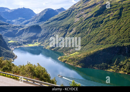 La vista dall'alto su gejrangerfjord e la città gejranger, Norvegia Foto Stock