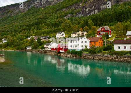 Piccola cittadina norvegese stryn sulla banca del fiume Foto Stock