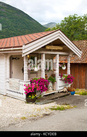 Il portico di un appartamento casa decorata con splendidi fiori Foto Stock