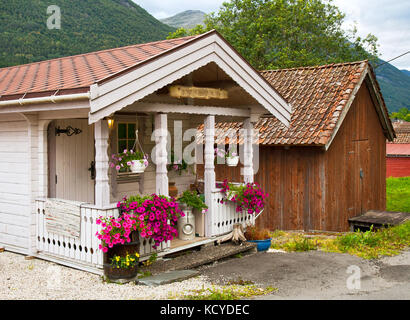 Il portico di un appartamento casa decorata con splendidi fiori Foto Stock