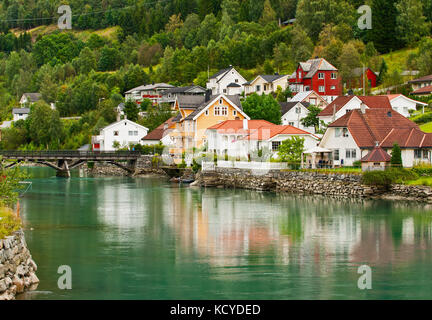 Piccola cittadina norvegese stryn sulla banca del fiume Foto Stock