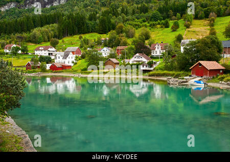 Piccola cittadina norvegese stryn sulla banca del fiume Foto Stock