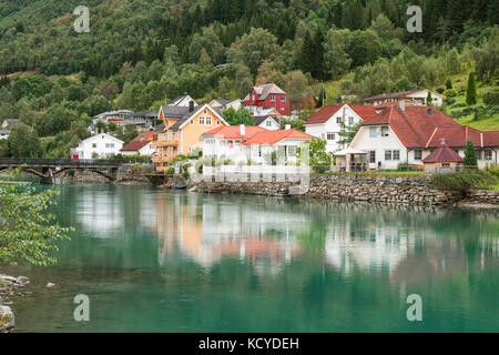 Piccola cittadina norvegese stryn sulla banca del fiume Foto Stock