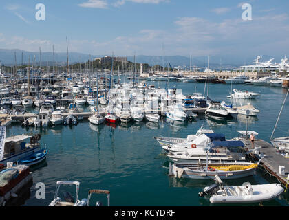 Barche ormeggiate nel porto turistico di Port Vauban di Antibes, cote d'azur, PROVENCE-ALPES-COTE D'Azur, in Francia. Foto Stock