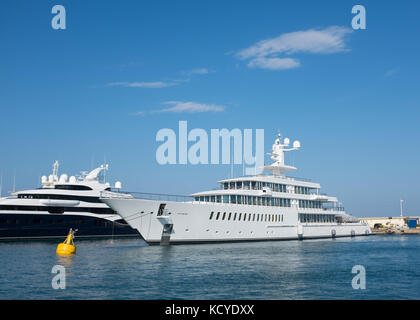 Yacht di lusso ormeggiati a Port Vauban, Antibes, Costa Azzurra, Provenza-Alpi-Costa Azzurra, Francia. Foto Stock