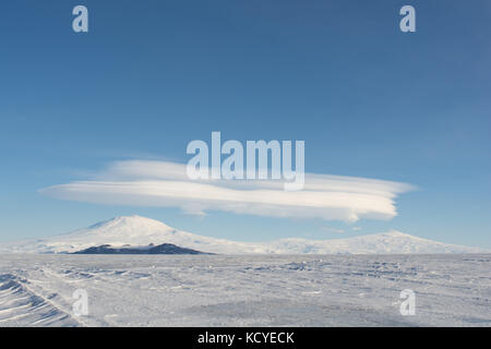 Nuvole lenticolari su ross island Antartide durante l'estate del 2015 Foto Stock