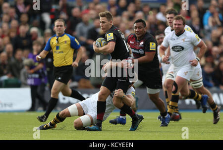 Saracens Liam Williams viene affrontata da Wasps Thomas Young durante la partita Aviva Premiership all'Allianz Park di Londra. Foto Stock