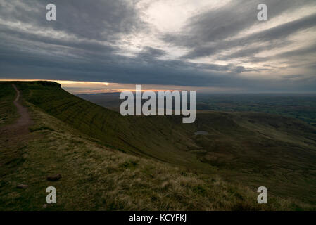 Guarda il paesaggio gallese al tramonto dalla pen y fan Foto Stock