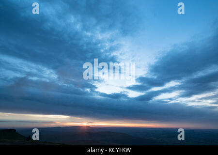 Guarda il paesaggio gallese al tramonto dalla pen y fan Foto Stock