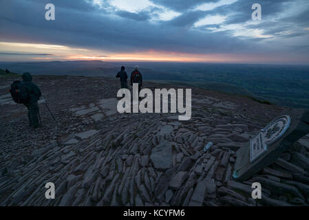 Guarda il paesaggio gallese al tramonto dalla pen y fan Foto Stock