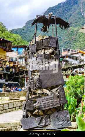Aguas Calientes, Cusco, Perù -29 Aprile 2017: Condor statua e in Foto Stock