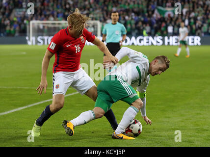 Jonas Svensson (a sinistra) e Steven Davis dell'Irlanda del Nord in azione durante la partita di qualificazione del Gruppo C della Coppa del mondo FIFA 2018 allo stadio Ullevaal di Oslo. Foto Stock