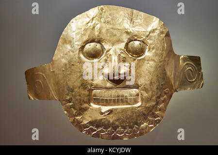 Maschera d'oro di pezzi di esposizione in museo dell'oro o il museo del oro, Bogotà, Colombia, Sud America Foto Stock