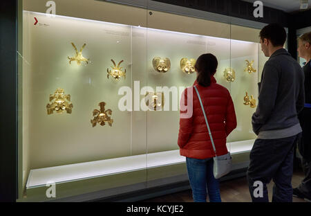 I turisti che cercano in cabinet nel salone espositivo del Museo dell'oro o il museo del oro, Bogotà, Colombia, Sud America Foto Stock