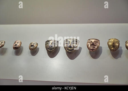 Maschera d'oro di pezzi di esposizione in museo dell'oro o il museo del oro, Bogotà, Colombia, Sud America Foto Stock