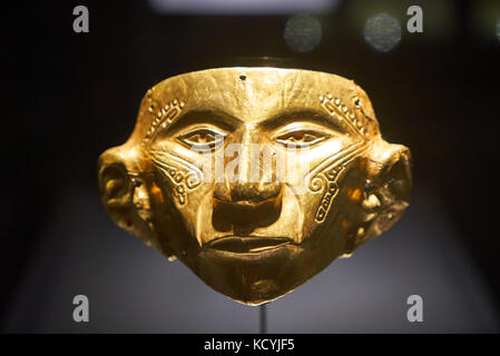 Maschera d'oro di pezzi di esposizione in museo dell'oro o il museo del oro, Bogotà, Colombia, Sud America Foto Stock