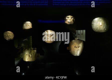 Maschera d'oro di pezzi di esposizione in museo dell'oro o il museo del oro, Bogotà, Colombia, Sud America Foto Stock