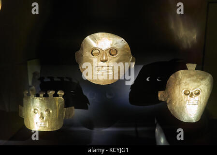 Maschera d'oro di pezzi di esposizione in museo dell'oro o il museo del oro, Bogotà, Colombia, Sud America Foto Stock