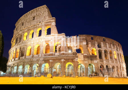 Il famoso Colosseo di notte, Roma, Italia. Foto Stock