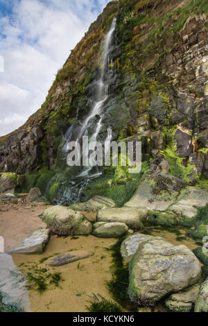La cascata a strapiombo sul mare di Tresaith, Wales, Regno Unito Foto Stock