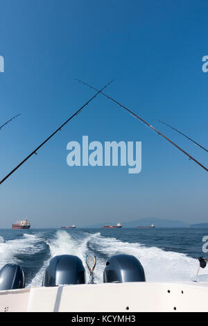 Una vista posteriore di un profondo mare pesca sportiva charter di ritorno al Porto di Vancouver British Columbia Foto Stock