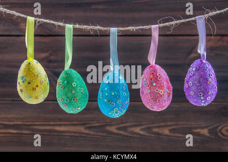 Le uova di pasqua su una stringa. Foto Stock