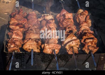 Carne su spiedini alla griglia su carbone Foto Stock