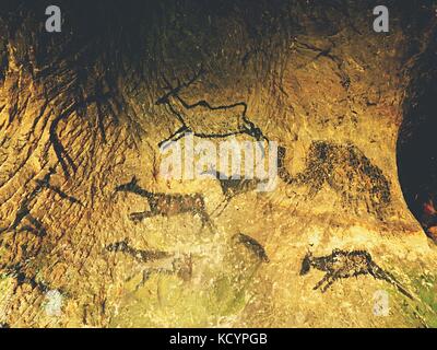 La vernice di umana a caccia di cervi, mammoth e renne. storico di carbonio nero arte astratta nella grotta di pietra arenaria in condizioni di luce scarsa. ritrovamenti di epoca preistorica Foto Stock