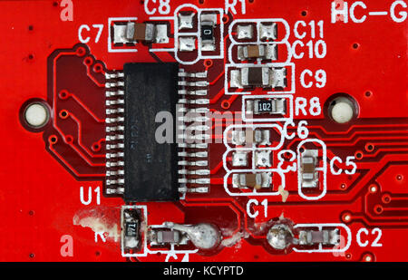 Ripresa macro di un vecchio danneggiato arancione o rosso scheda di circuito,immagine Foto Stock