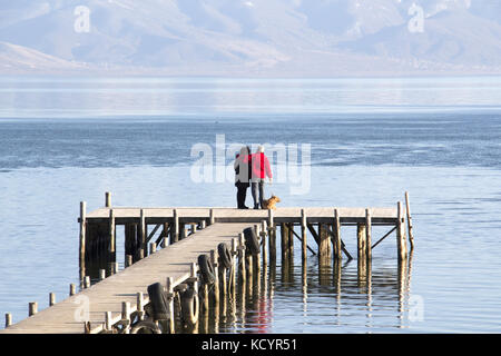 Immagine di un adulto giovane romanticismo su un molo del lago Prespa,Macedonia Foto Stock