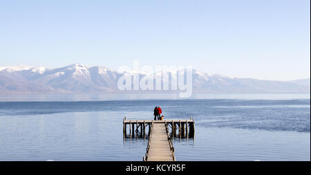 Immagine di un adulto giovane romanticismo su un molo del lago Prespa,Macedonia Foto Stock