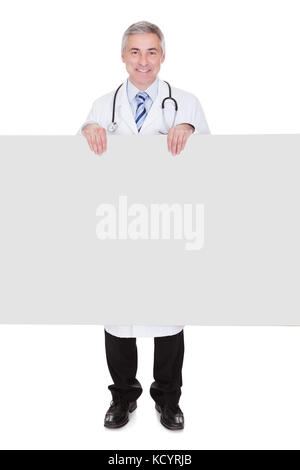 Ritratto di medico maschio targhetta di contenimento su sfondo bianco Foto Stock