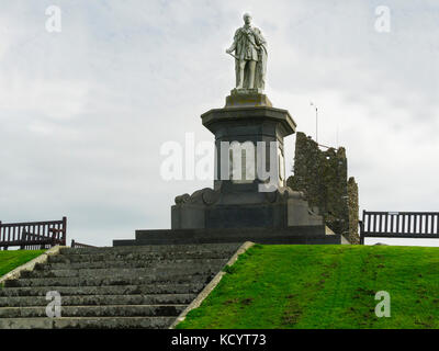 Statua del Principe Albert consorte della regina Victoria di fronte le rovine del castello di Tenby Castle Hill Tenby Pembrokeshire South West Wales Foto Stock