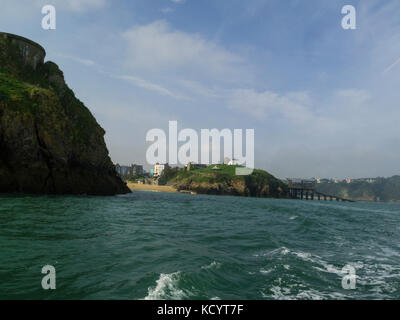 Guardando indietro alla famosa località balneare di Tenby Pembrokeshire South West Wales da imbarcazione turistica su Carmarthen Bay passando St Catherine's Island fort Foto Stock