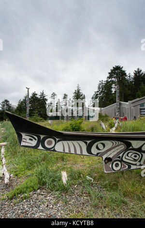 Haida Heritage Centre e Loo-plex, una replica di Bill Reid's 50 ft cedar canoa Loo Taas, Haida Gwaii, precedentemente noto come Queen Charlotte Islands, British Columbia, Canada Foto Stock