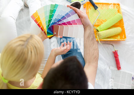 Vista superiore del giovane scegliere i colori per dipingere casa nuova Foto Stock