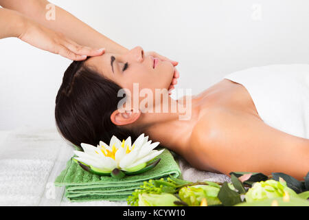 Bella giovane donna relax nella spa salone Foto Stock