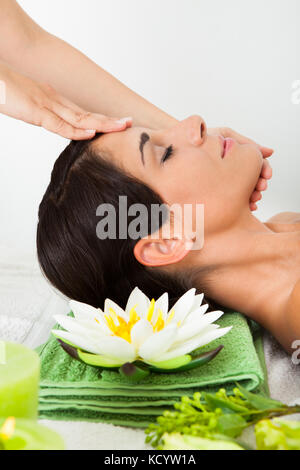 Bella giovane donna relax nella spa salone Foto Stock