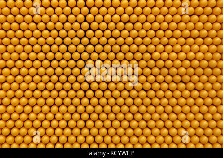 Primo piano modello giallo intorno a oggetti liscia per i bambini di giocare e di essere creativi a scuola. Foto Stock