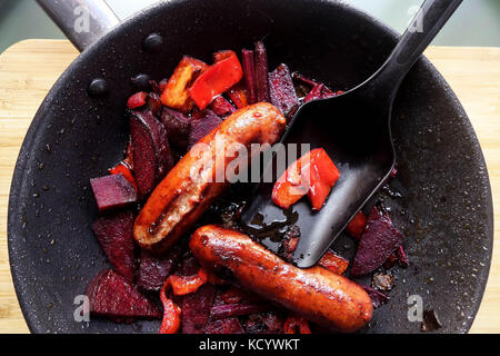 Salsicce, barbabietole e stufato di pepe Foto Stock