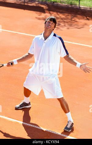Sconvolto giocatore di tennis sul campo da tennis Foto Stock