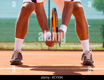 Giocatore di tennis in attesa palla da tennis Foto Stock