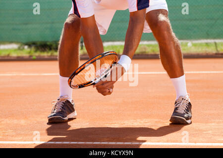 Giocatore di tennis per le gambe in posizione di attesa per palla da tennis Foto Stock