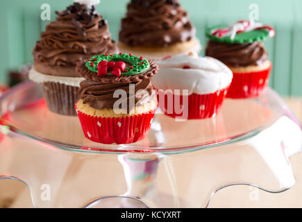 Decorativo cupcake di Natale sulla piastra Foto Stock