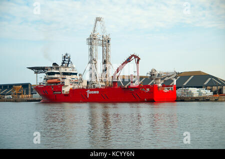 La FUGRO sinergia , qui a st malo porto rappresenta un nuovo generaton alta tecnologia drillship costruito per offrire Geotechnical Drilling Foto Stock