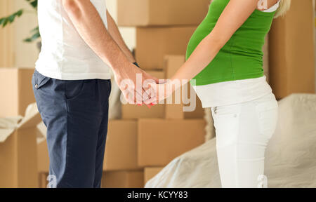 Donna incinta con il marito nella loro nuova casa Foto Stock
